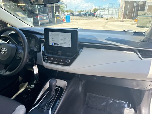 Used 2025 Toyota Corolla LE image 31