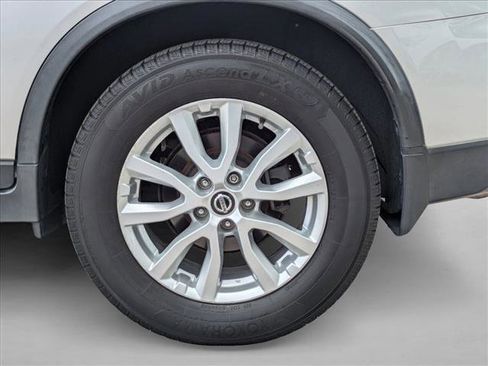 Used 2018 Nissan Rogue SV FWD image 15