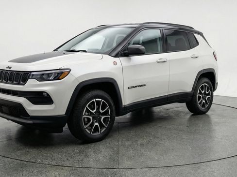 Used 2025 Jeep Compass Trailhawk AWD/4WD image 3