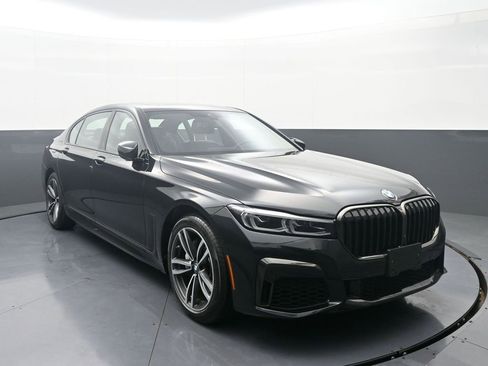 Used 2022 BMW 740i xDrive w/ M Sport Package image 3