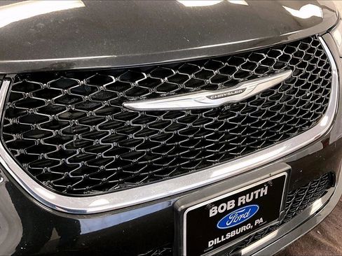 Used 2023 Chrysler Pacifica Limited image 30