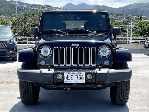 Used 2017 Jeep Wrangler Unlimited Sahara w/ Connectivity Group AWD/4WD image 6