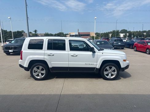 Used 2014 Jeep Patriot Latitude AWD/4WD image 4