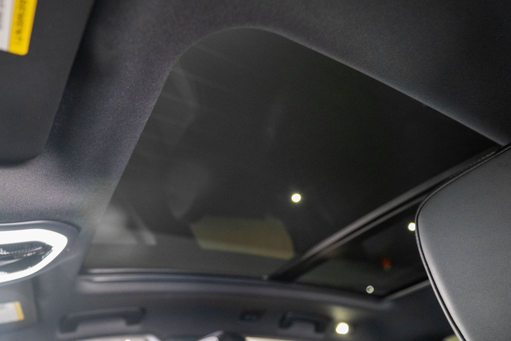 Certified 2025 Porsche Macan AWD/4WD image 22