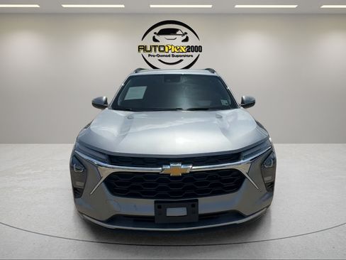 Used 2024 Chevrolet Trax LT w/ Driver Confidence Package FWD image 2