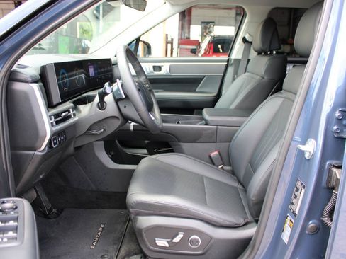 Used 2025 Hyundai Santa Fe SEL FWD image 17