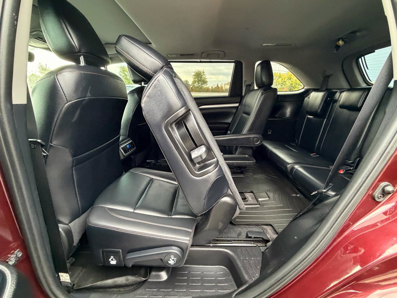 Used 2019 Toyota Highlander XLE FWD image 23