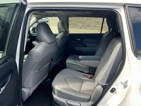 Used 2021 Toyota Highlander XLE image 14