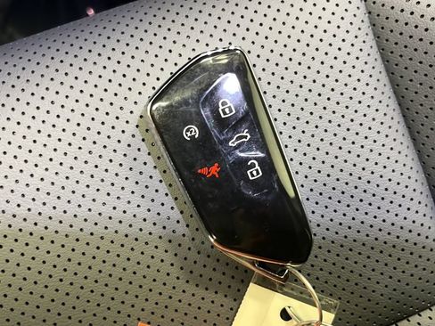 Used 2025 Volkswagen Tiguan SE w/ Panoramic Sunroof Package AWD/4WD image 38