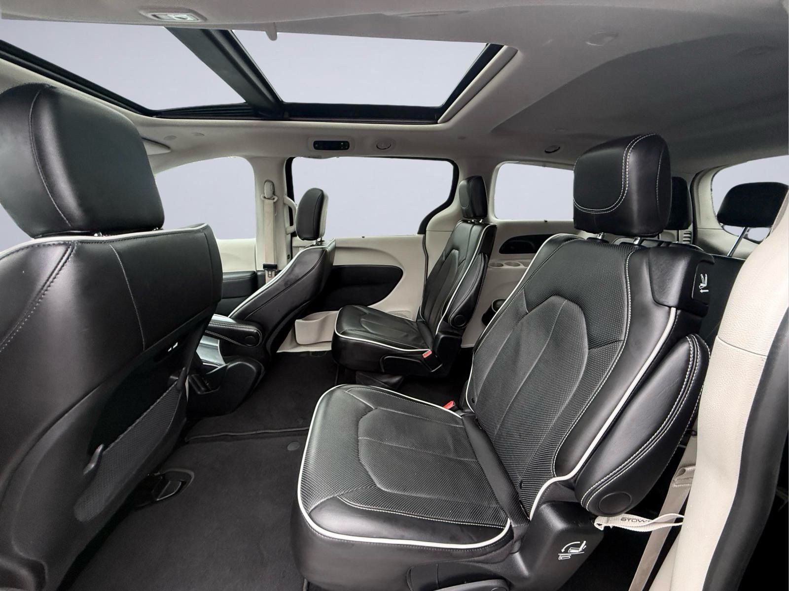 Used 2024 Chrysler Pacifica Limited FWD image 18