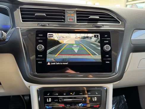 Used 2023 Volkswagen Tiguan SE w/ Panoramic Sunroof Package FWD image 25