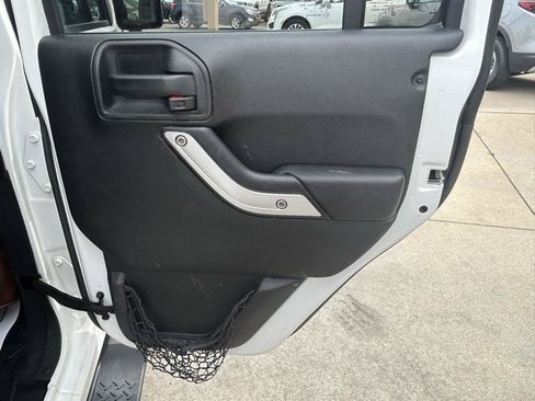 Used 2018 Jeep Wrangler Unlimited Sahara w/ Connectivity Group AWD/4WD image 15