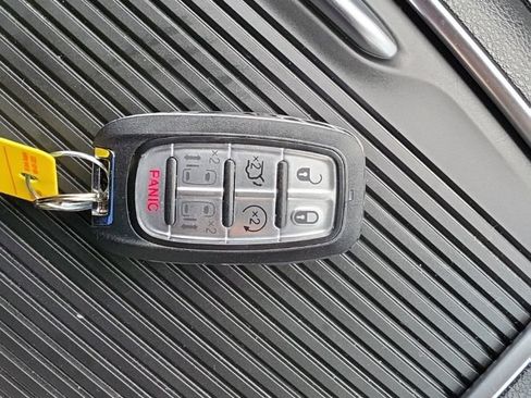 Used 2023 Chrysler Pacifica Limited FWD image 14