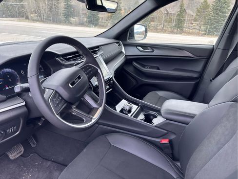 New 2025 Jeep Grand Cherokee Altitude image 35