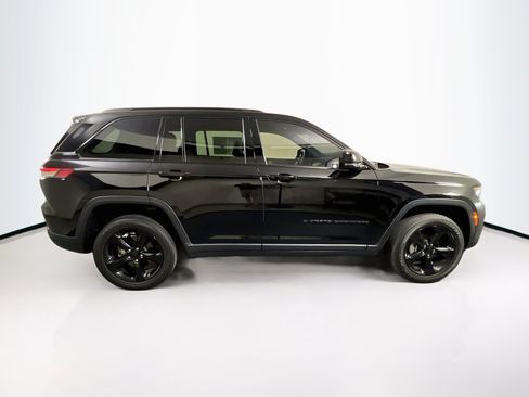 Used 2023 Jeep Grand Cherokee Altitude AWD/4WD image 4