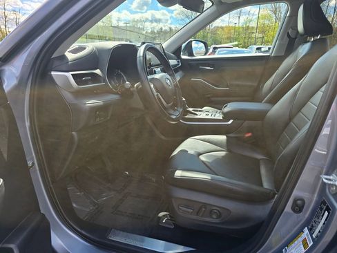 Used 2022 Toyota Highlander XLE AWD/4WD image 16