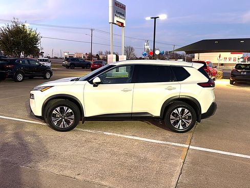 Used 2021 Nissan Rogue SV w/ Premium Package image 2