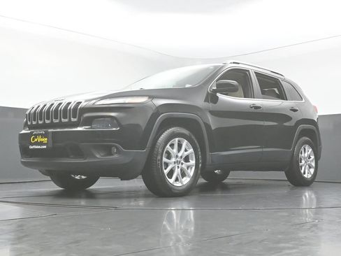 Used 2018 Jeep Cherokee Latitude w/ Safety Group AWD/4WD image 48