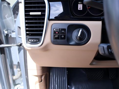 Used 2021 Porsche Cayenne Base image 33