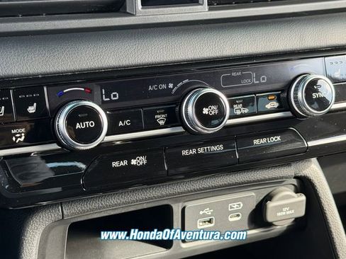 Certified 2025 Honda Pilot Black Edition image 20