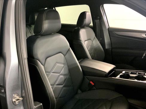 Used 2025 Volkswagen Atlas Cross Sport SE image 7