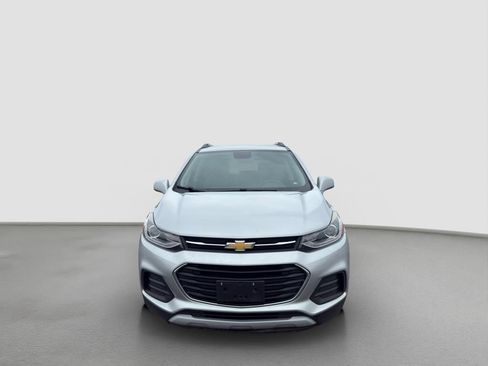 Used 2019 Chevrolet Trax LT w/ LT Convenience Package FWD image 2