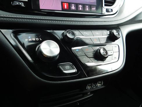 Used 2023 Chrysler Pacifica Touring-L w/ Uconnect Theater Family Group FWD image 22