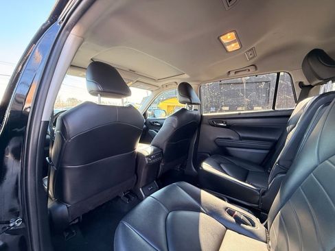 Used 2021 Toyota Highlander XLE AWD/4WD image 16