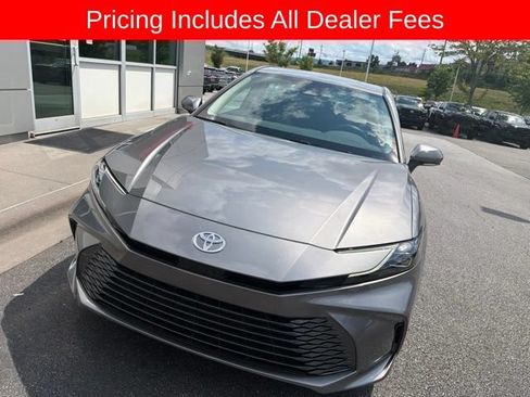 Used 2025 Toyota Camry XLE FWD image 3