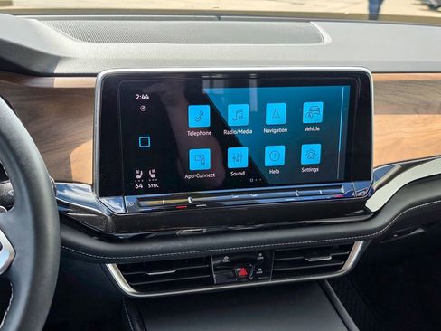 Certified 2025 Volkswagen Atlas SE FWD image 19