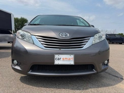 Used 2017 Toyota Sienna XLE w/ XLE Navigation Package FWD image 2