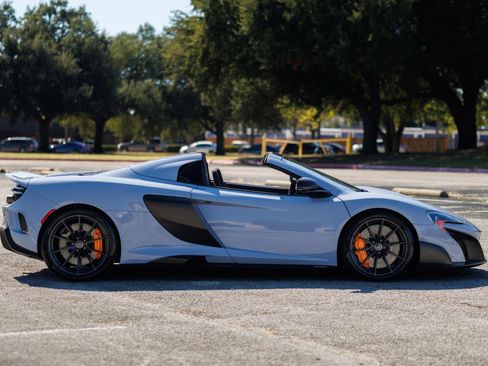 Used 2016 McLaren 675LT Spider image 17
