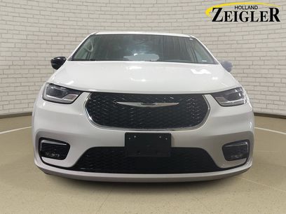 Used 2024 Chrysler Pacifica Touring-L