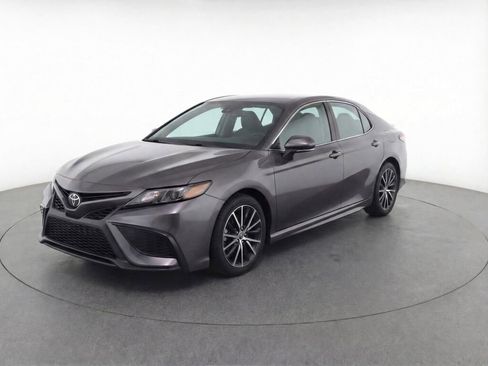 Used 2023 Toyota Camry SE image 3