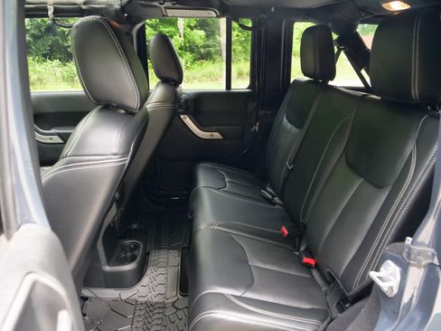 Used 2017 Jeep Wrangler Unlimited Sahara w/ Quick Order Package 23E Chief AWD/4WD image 22