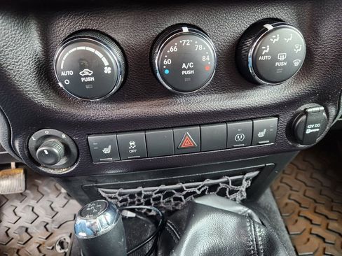 Used 2015 Jeep Wrangler Unlimited Sahara w/ Connectivity Group image 17