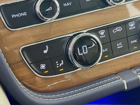 Used 2026 Bentley Bentayga AWD/4WD image 18