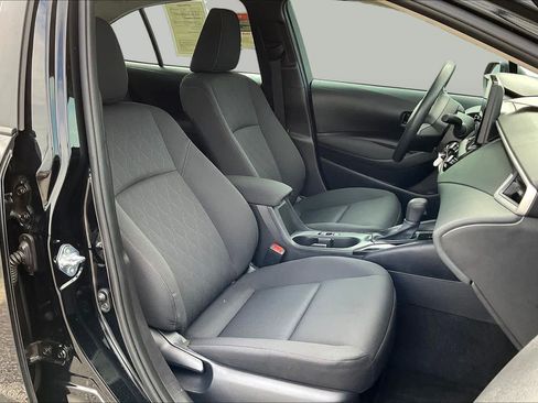 Used 2025 Toyota Corolla LE FWD image 9