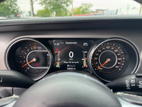 Used 2018 Jeep Wrangler Unlimited Sahara w/ Dual Top Group AWD/4WD image 25