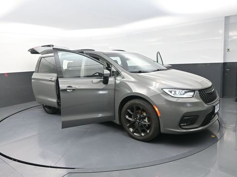 Used 2023 Chrysler Pacifica Touring-L w/ S Appearance Package FWD image 32