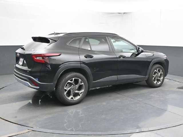 Used 2025 Chevrolet Trax LT FWD image 2