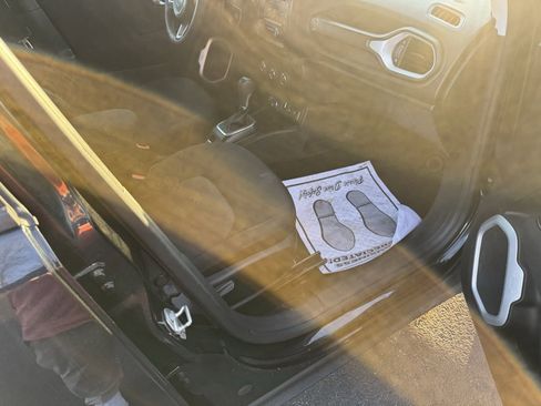 Used 2019 Jeep Renegade Sport image 12