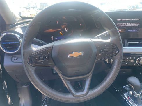 Used 2025 Chevrolet Trax LT image 28