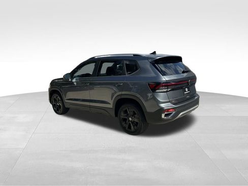 New 2026 Volkswagen Taos SE image 4