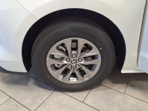 New 2026 Toyota Sienna XLE image 28