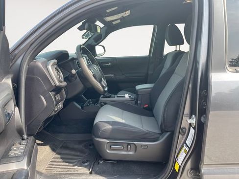 Used 2022 Toyota Tacoma TRD Sport AWD/4WD image 9