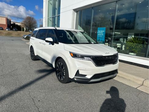 Used 2024 Kia Carnival EX image 2