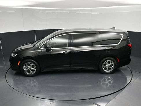 Certified 2024 Chrysler Pacifica Limited FWD image 56