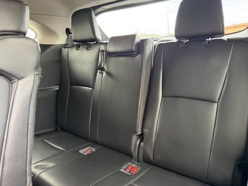Used 2021 Toyota Highlander XLE AWD/4WD image 32