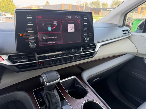 Used 2023 Toyota Sienna XLE image 13